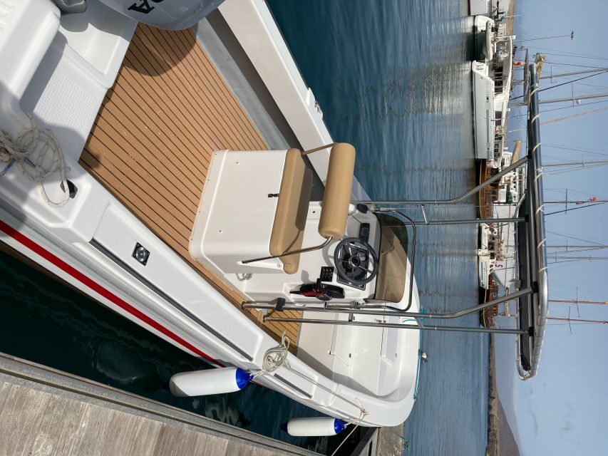 Fuerteventura : Boat Rental without skipper - Getting comfortable fast: brief security steps and real navigation tools